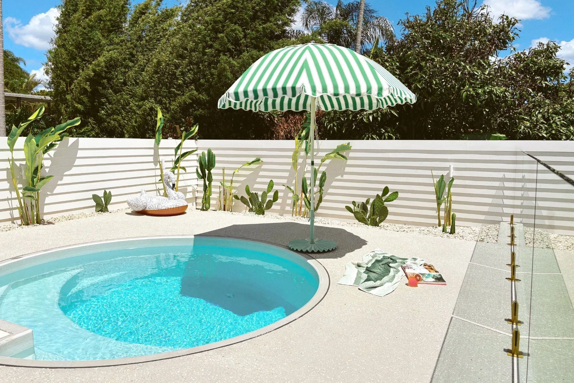 Plungie Original with limestone coping and pool-edge planting