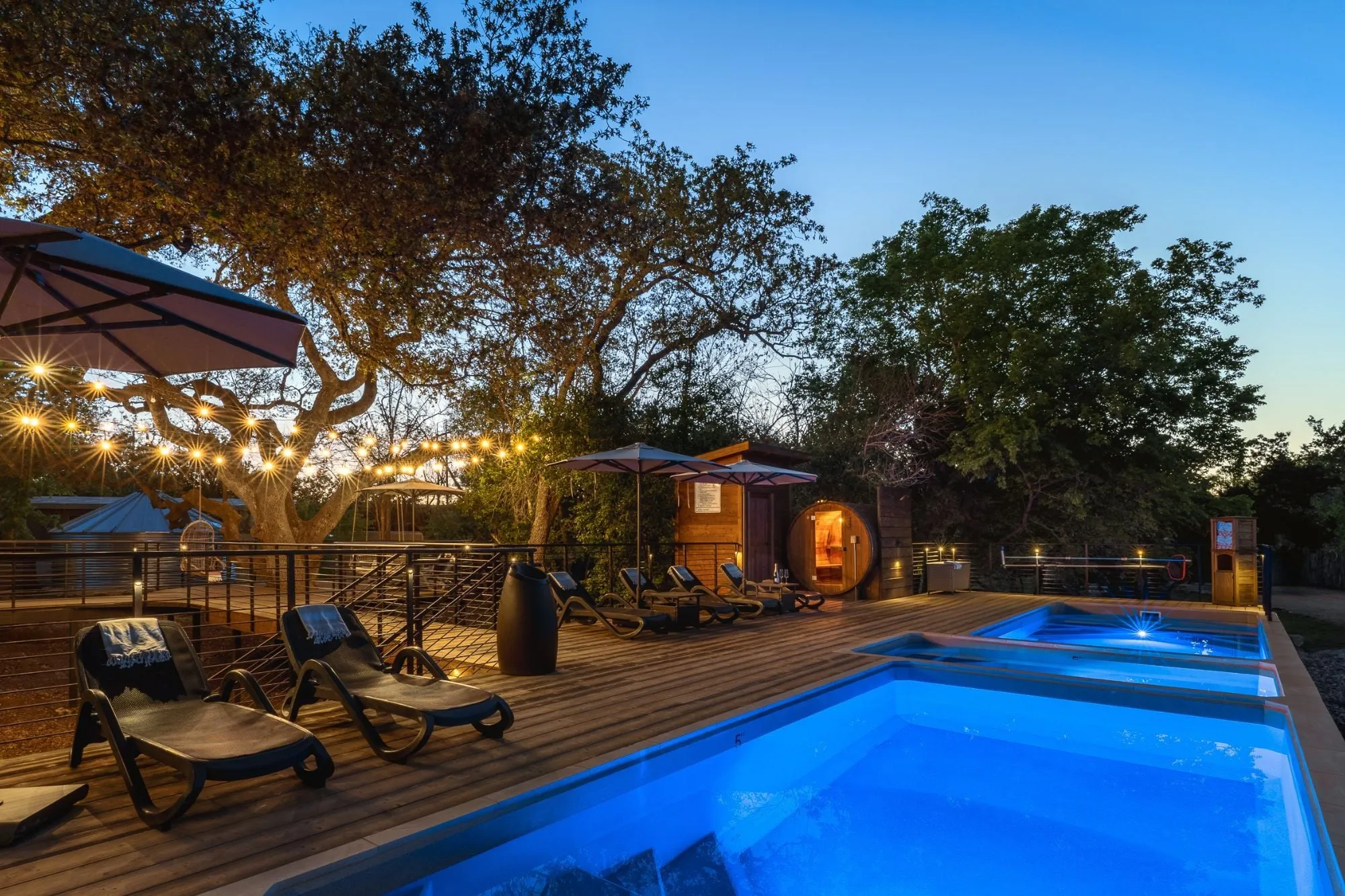 Plungie pool with turf surround and umbrella accessory